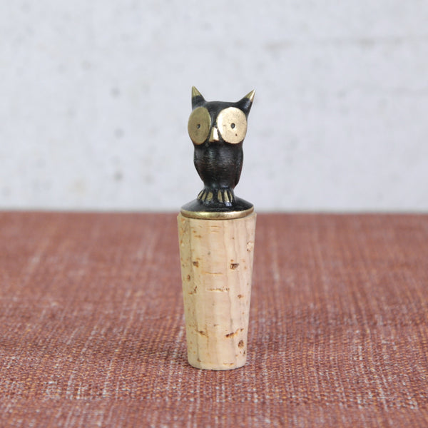 Rare 1950s Walter Bosse brass owl bottle stopper. A collectible Herta Baller Vienna design, elegant and functional mid-century modern.