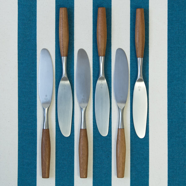 Set of 6 large dinner knives from the 'Fjord' flatware service designed by Jens Quistgaard. This MidCentury Modern design importantly founded the company Dansk Design.