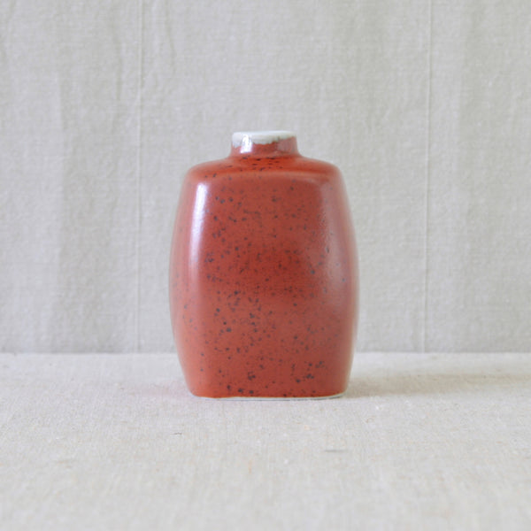 Nils Thorsson jernrød vase showing its softly rounded square profile