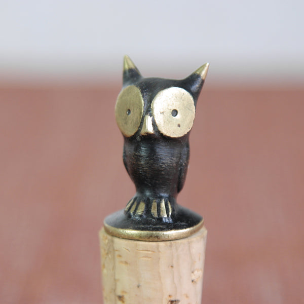 Walter Bosse owl bottle stopper, handmade brass and cork c.1950. A Viennese mid-century collectible with striking sculptural charm.