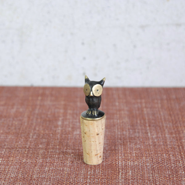 Vintage Walter Bosse owl stopper, Vienna 1950. Brass collectible uniting artistry and function, a rare mid-century bar accessory.