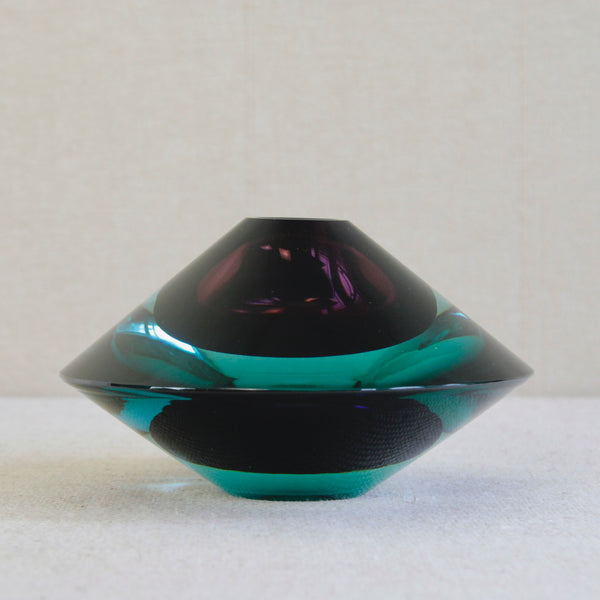 Kaj Franck 'Lentävä lautanen' / ‘UFO’ / ‘Flying Saucer’ art object. An incredibly rare, museum quality, art object produced by Nuutajärvin Notsjö glassworks, 1956. For sale in the UK from Nordic design gallery Art & Utility.