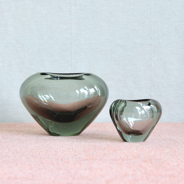 Duo of vintage 1950’s organic Modernist heart shaped Menuet vases or art objects in grey “Smoke” coloured glass, designed by Per Lütken for Holmegaard glassworks.