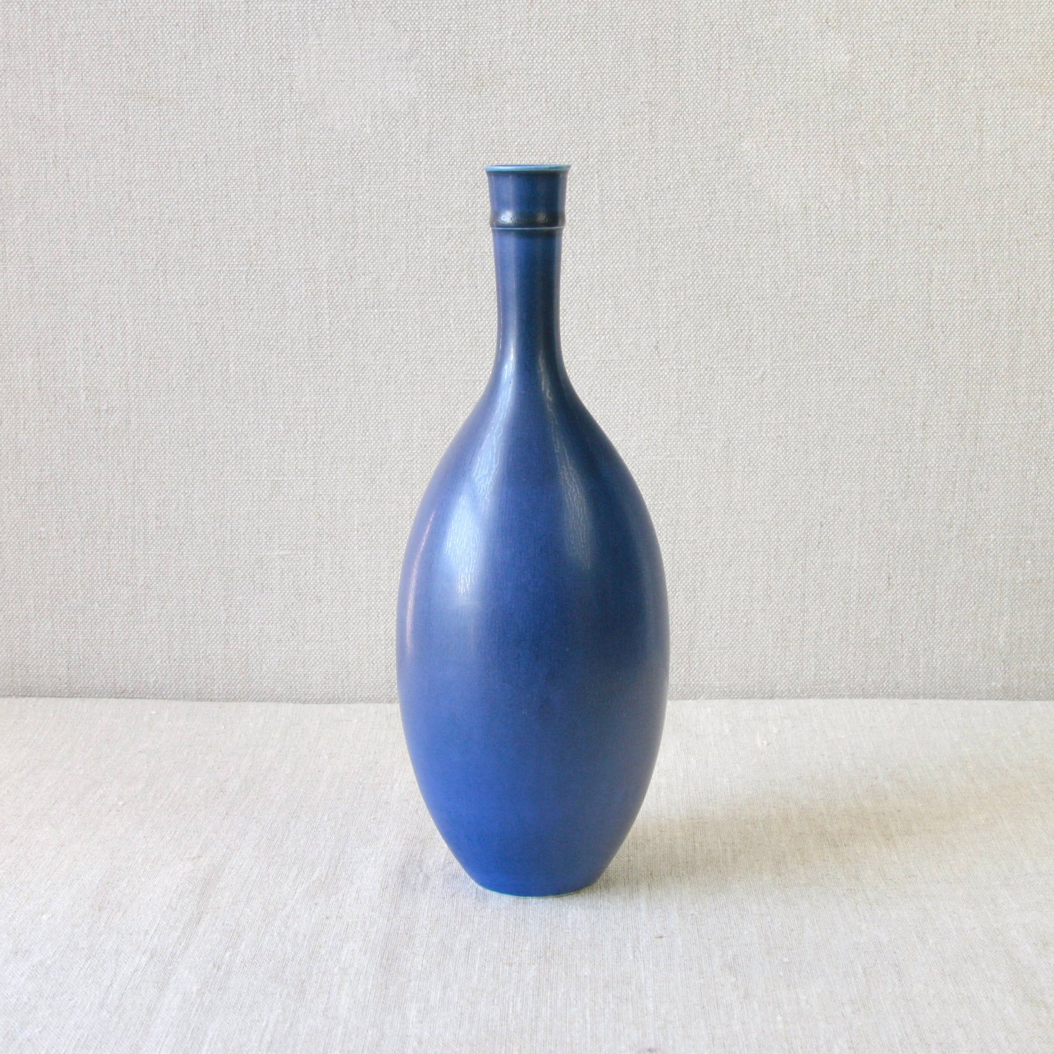 Large Stig Lindberg Gustavsberg Drejargods cobalt blue stoneware vase, a wonderful example of Scandinavian Studio Pottery from the 1960's
