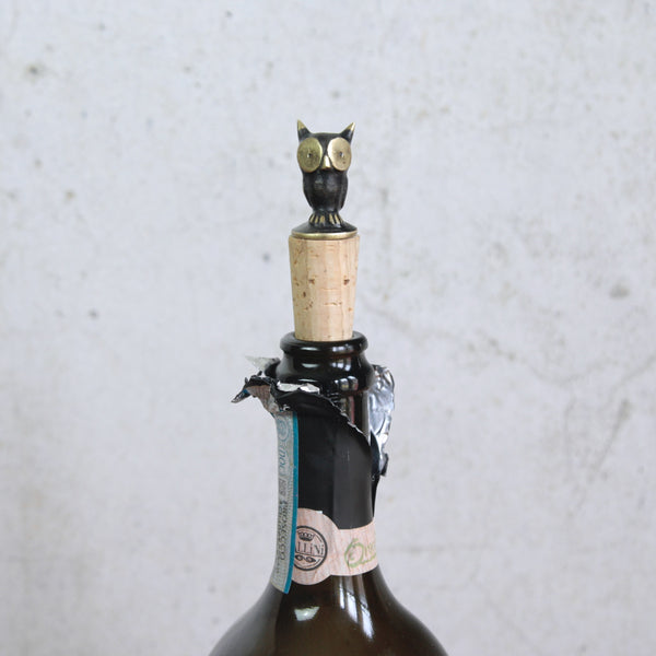 Vintage 1950s Walter Bosse owl bottle stopper. Handcrafted in brass and cork, a stylish bar accessory and collectible Austrian design.
