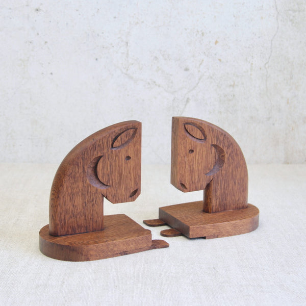 Artisan-made oak horse head bookends from England, circa 1950, each piece individually carved and unique.