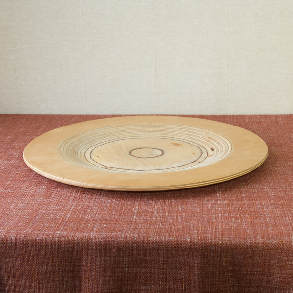 A Mid-20th Century Modernist serving platter, in laminated and turned birch, design by Eero Saarinen for Keuruu. A large plate to add a touch of Scandinavian sophistication to your table setting.