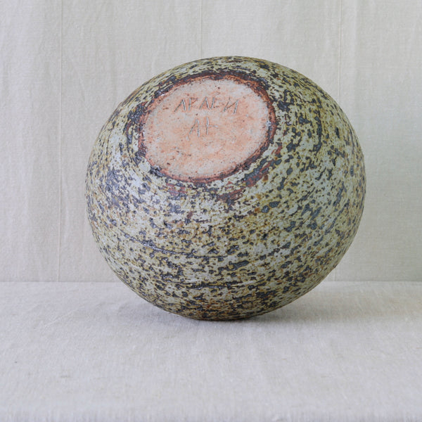 Incised “AH ARABIA” signature beneath a handmade Annikki Hovisaari vase, identifying the Finnish studio ceramic as her work for Arabia.