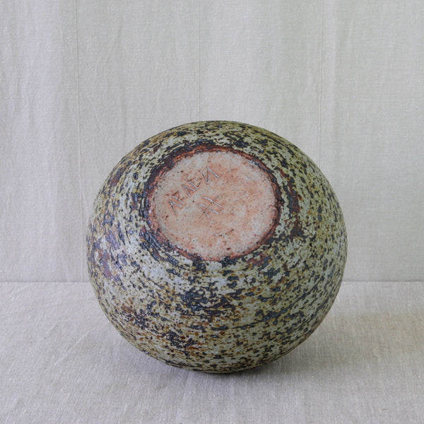 Underside of Unique Finnish studio pottery vase by Annikki Hovisaari, combining monumental form, coarse chamotte clay and expressive earthy glazing. Clearly signed "AH ARABIA"