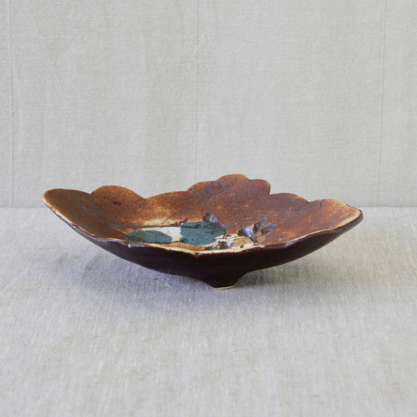 Francesca Mascitti-Lindh handmade stoneware dish for Arabia Finland, circa 1960, with abstract blue, white and earthy brown decoration.