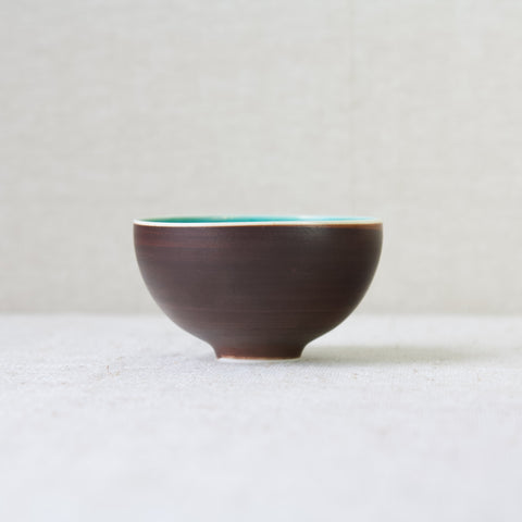 A small porcelain tea bowl, designed by Friedl Holzer-Kjellberg and produced at Arabia, Finland, during the 1950's.