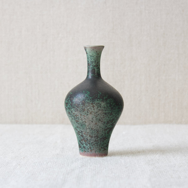 Annikki Hovisaari dappled eggshell vase from Arabia, Finland, 1960's. 