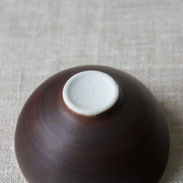 underside and pottery marks of an Arabia Finland small porcelain bowl by Friedl Holzer-Kjellberg.