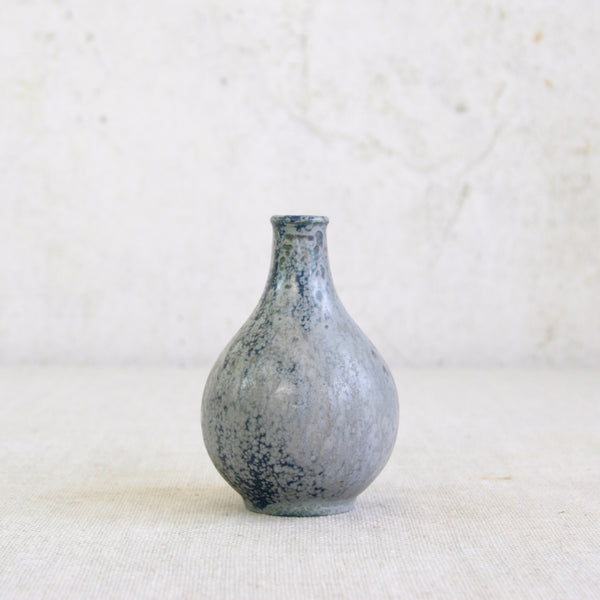 Bulb-shaped Arne Bang vase featuring sculptural Scandinavian design lines and expressive speckled grey glaze.