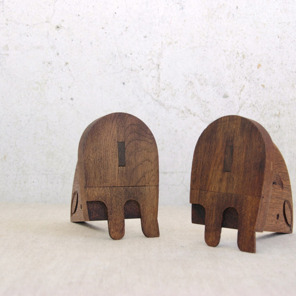 Mid-century handmade horse bookends in oak, British origin, reflecting post-war modernist design and craftsmanship.