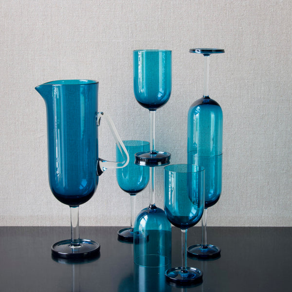 Nanny Still blue glass jug or carafe from the Harlekiini series with six matching glasses, produced by Riihimaen lasi Oy