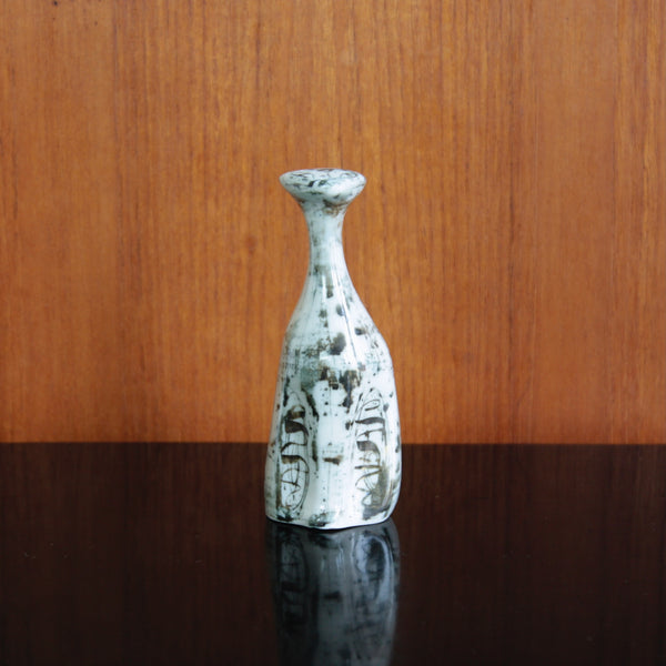 Seated cat sculpture by Susan Parkinson, gloss-glaze porcelain, 1955.