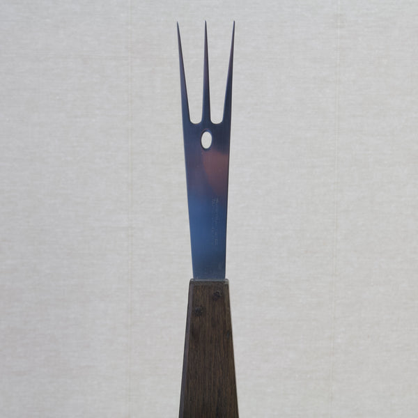 Head on shot of a carving fork with three prongs in stainless steel. This Mid-twentieth century design is by Finnish designer Tapio Wirkkala. The carving set is similar to Wirkkala’s ‘Finnpoint’ series. Production by Hackman Oy, Finland.