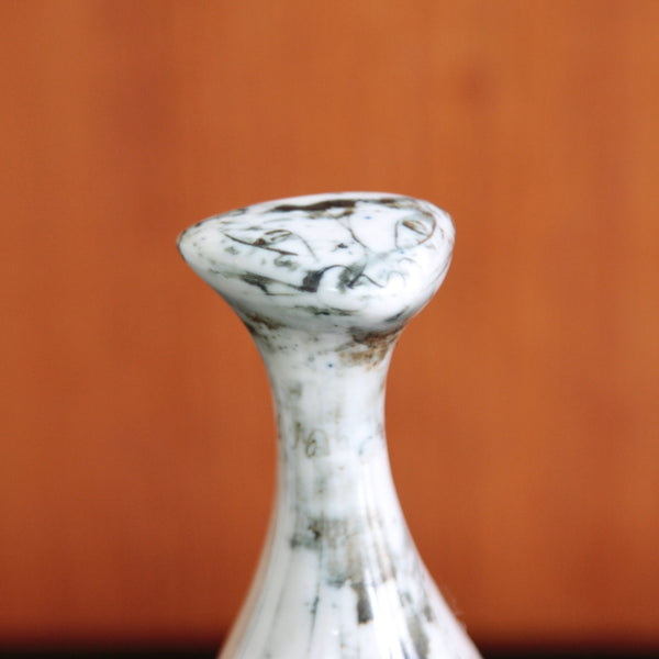 Detail of the face of a Susan Parkinson Modernist cat figurine, slip-cast porcelain with sgraffito detailing, for sale in the UK from Art & Utility.