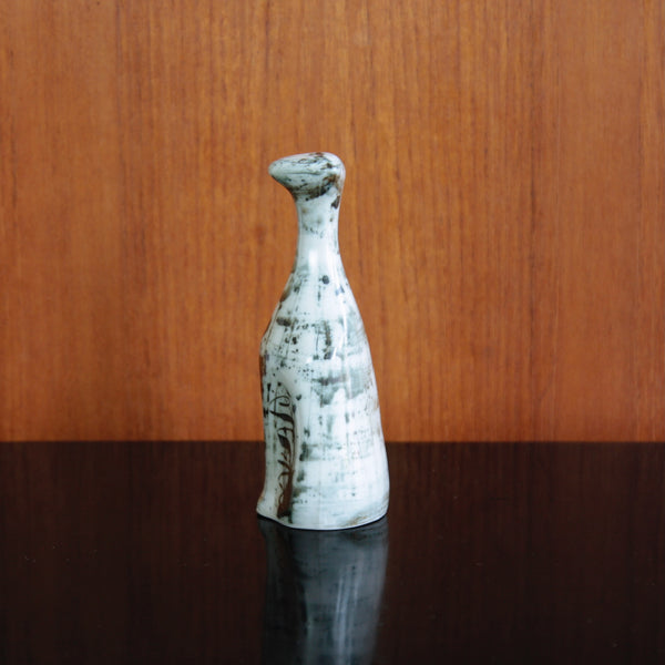 Elegant gloss-glaze porcelain seated cat by Susan Parkinson, 1950s.