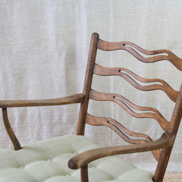 Elegant Georgian period inspired Ole Wanscher armchair for Fritz Hansen, a mid-20th century masterpiece exuding Scandinavian sophistication.