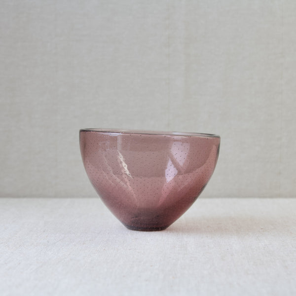 Controlled bubbles pink glass vase designed by Gunnel Nyman for Nuutajärvi Notsjö, Finland, 1940's, showing early Organic Modernist style