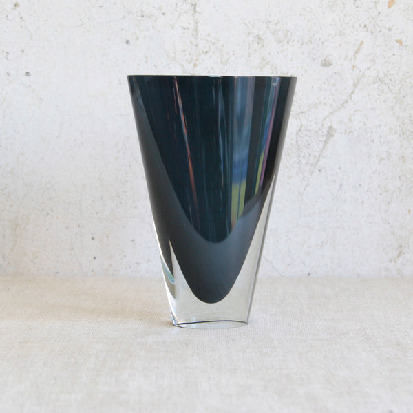 Dark blue and clear coloured cased glass and brim cut artglass object, model KF 234. Designed by Kaj Franck in 1955 and executed by the Nuutajärvi-Notsjö glassworks between 1955 and 1964.