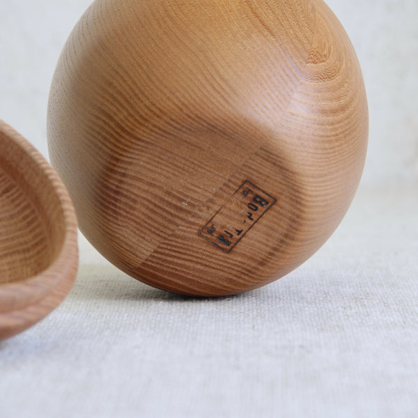 Detail of brand logo on Erik Höglund mid-century pine storage box for Boda Tra. Heat branded makers mark reads Boda Trä, Eric Höglund. Rare and collectible Swedish modern design for sale in the UK.