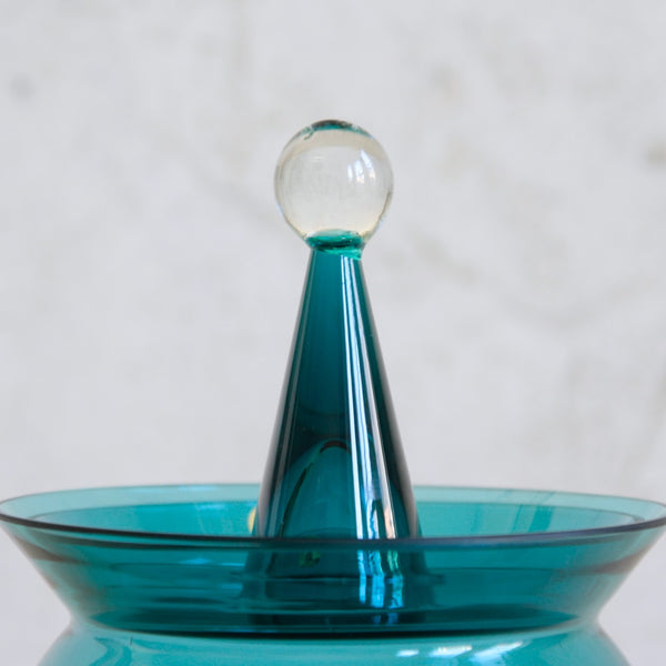 Head on view of the lid of a collectible Finnish glass design by Nanny Still, Harlekiini series lidded bowl produced by Riihimäen Lasi.