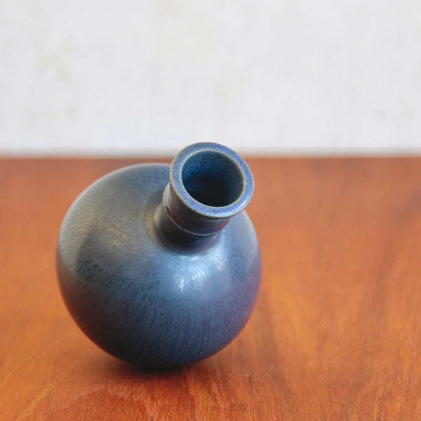 Incised rim/mouth of the Wilhelm Kage bottle shaped vase illustrating its balanced proportions, globular body, and flowing cobalt glaze. Date letter V for 1952. Collectible Nordic design.