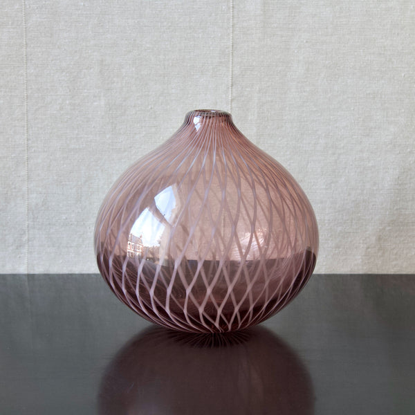 Early design by Nanny Still 'Tohveli' Finnish organic modernist glass onion vase with filigree technique, Riihimaki, 1950's