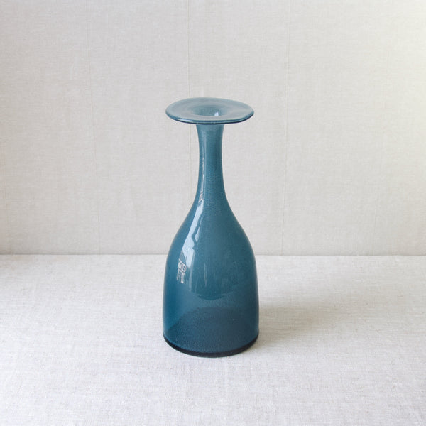 Elegant Erik Hoglund glass design, an early Swedish Carborundum glass 'Blue Bubbles' vase in teal blue, Boda, Sweden
