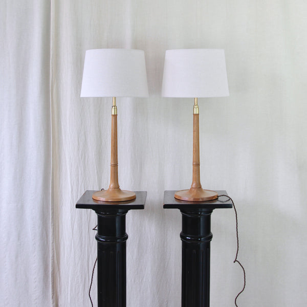 Esben Klint 301/27 Danish Modern table lamps for Le Klint, with beautifully grained oak bases, stepped brass fittings, and natural linen shades.
