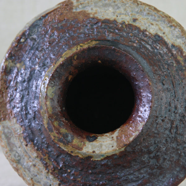 Detail image of collectible Annikki Hovisaari Arabia chamotte textured vase 
