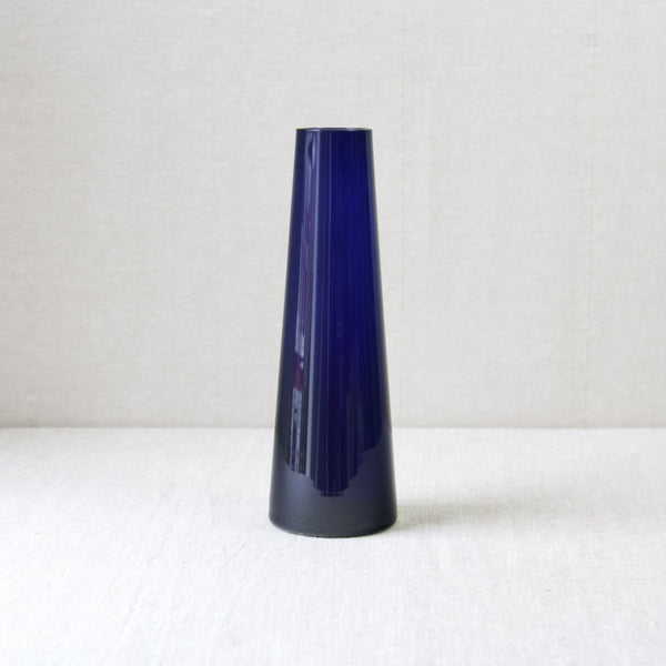Modernist Finnish glass design from Nuutajãrvi Notsjö, a deep purple conical 1404 vase designed by Saara Hopea, 1953