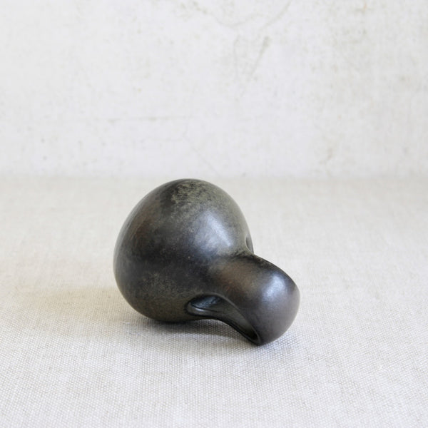 Francesca Mascitti Lindh ceramic vessel from Arabia, Finland, evoking ancient bronze forms through texture and colour.