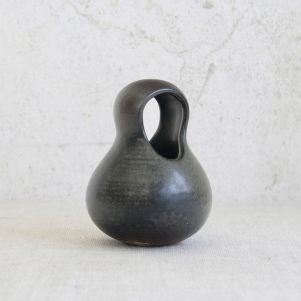 Arabia art department ceramic vessel by Francesca Mascitti Lindh, organic mid-century form inspired by elements of traditional utilitarian Mediterranean pottery. Rare Nordic collectible.