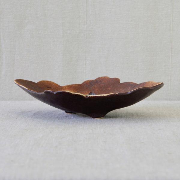 Francesca Mascitti-Lindh scalloped stoneware dish for Arabia Finland, with an irregular leaf-like outline raised on three small feet.