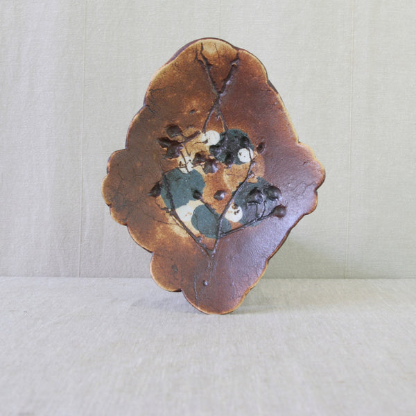 1960s Finnish studio ceramic tray by Francesca Mascitti-Lindh, combining coloured clays, botanical imagery and freely applied iron-rich glaze. Handmade at Arabia, Finland. 