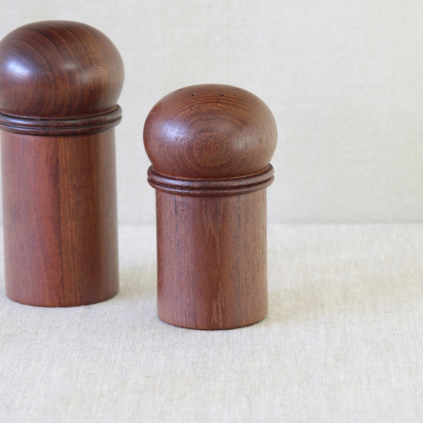 Solid teak pepper grinder by Gunnar Cyrén for Dansk, with an ergonomic mushroom form characteristic of 1970s Scandinavian design.