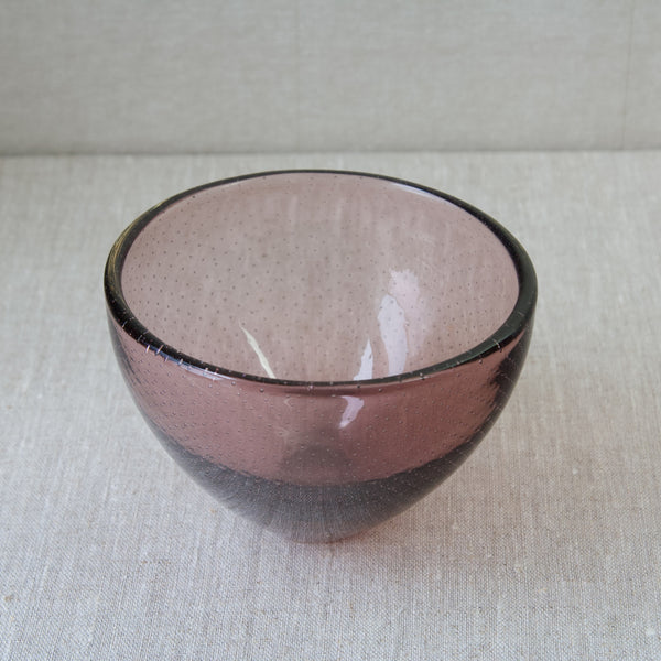 Gunnel Nyman mid-century Organic Modernist lilac glass bowl with controlled bubbles