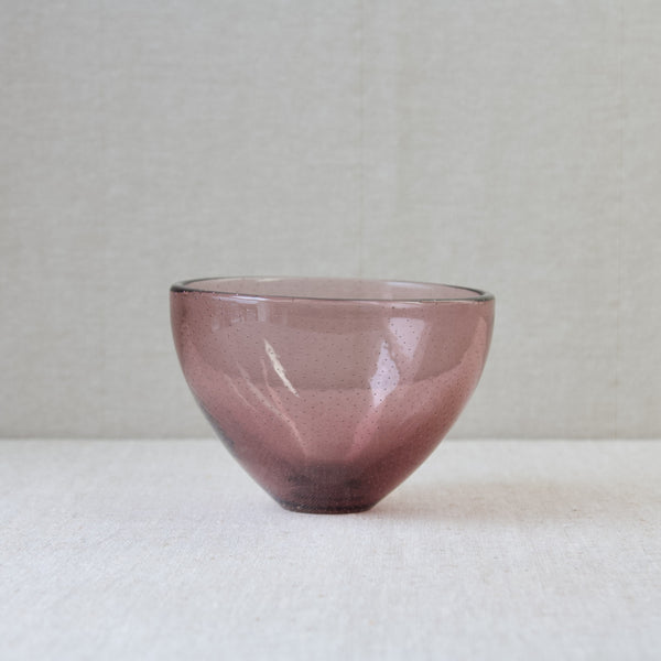 Pink glass bowl by Gunnel Nyman for Nuutajarvi, Finland, early example of Organic Modernism