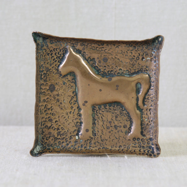 Handcrafted 1950s brass horse ashtray, probably made as an individual one-off object with naïve repoussé decoration.