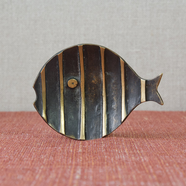 Zoomed image of a Walter Bosse striped fish shaped tray produced by Herta Baller, Austria, in the early 1950s. Fantastically stylised Modernist fish dish.