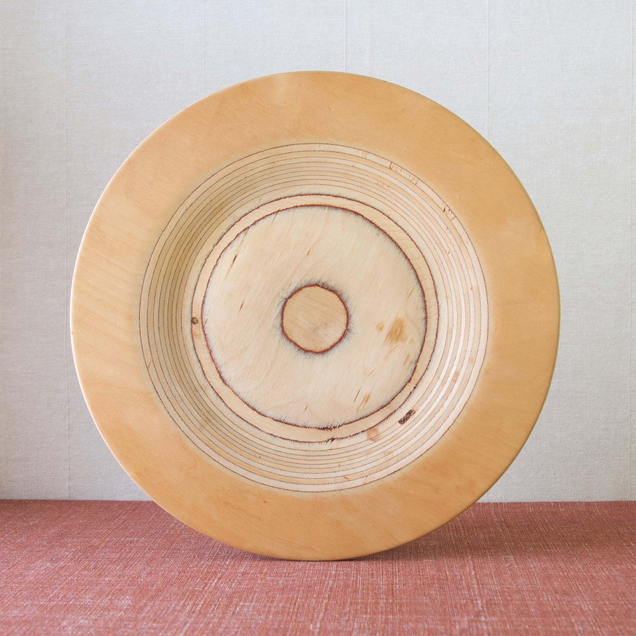 An exquisite golden yellow coloured MidCentury modern Birchwood serving platter, designed by the legendary Eero Saarinen. Elevate your dining experience with this Modernist plywood tray.