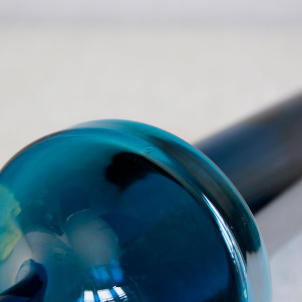 Close-up of an internal bubble on a turquoise-blue Katedraali vase by Helena Tynell, exemplary mid-century Scandinavian design