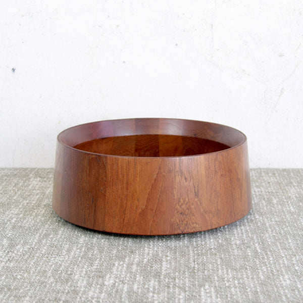 Large teak serving bowl by Jens Quistgaard, Denmark, 1960s. Mid-century Scandinavian design with beautiful staved detailing.