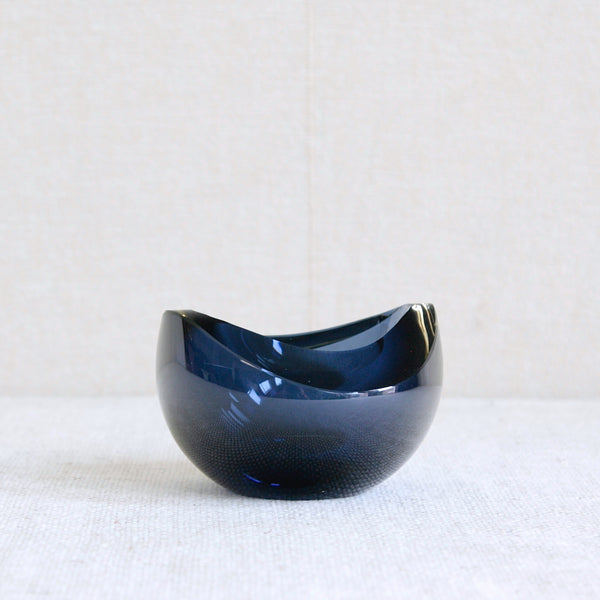 Kaj Franck KF 233 cased blue glass “kanootti” or “Canoe” bowl designed by Kaj Franck for Nuutajarvi Notsjo, 1956.