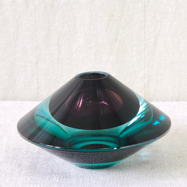 A rare mid-century Kaj Franck KF 235 Lentävä lautanen glass vase with a conical UFO shape, featuring a dark tyrian-purple top section that transitions into a vibrant and crystal-clear sea-blue turquoise band. This glass art object is an important example of 1950s Finnish Modernist glass design