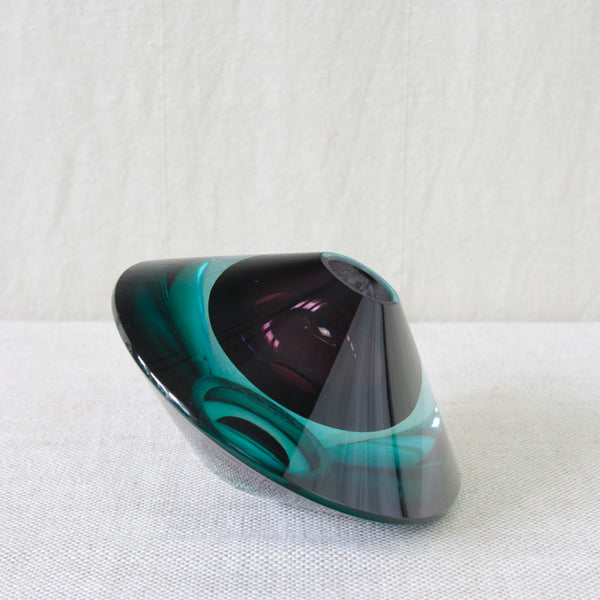 Sculptural Kaj Franck Flying Saucer for Nuutajärvi Notsjö, Finland, composed of two truncated cones joined base to base in richly coloured cased glass.